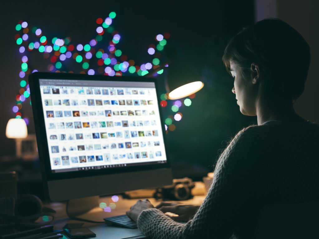 a real estate agent creating backlinks on their computer to drive website traffic