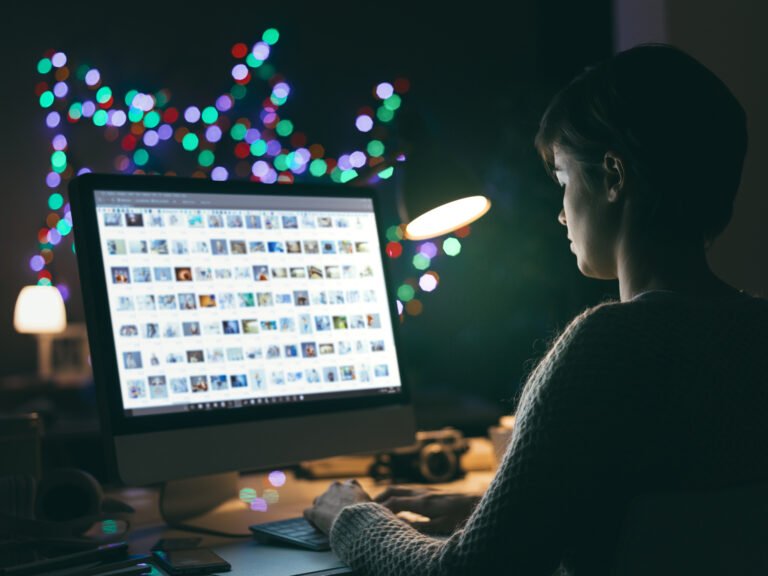 a real estate agent creating backlinks on their computer to drive website traffic