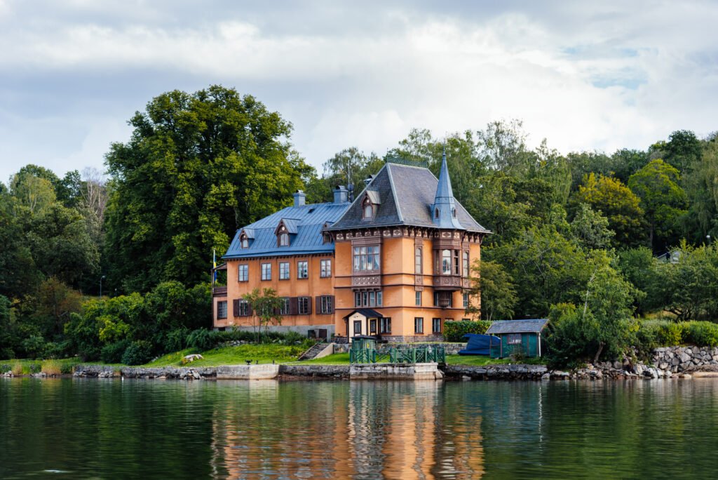 luxury mansion being sold by a luxury realtor